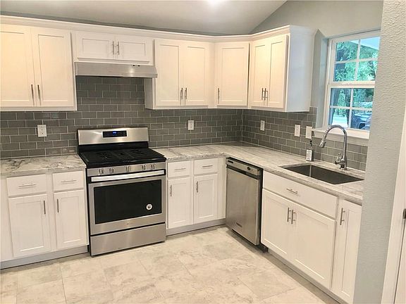 4th image of 4102 Vineyard Dr