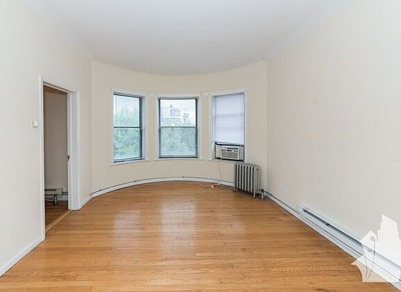 3rd image of 915 W Waveland Ave APT 1B