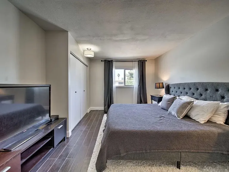 3327 S Poplar St — Photo 16