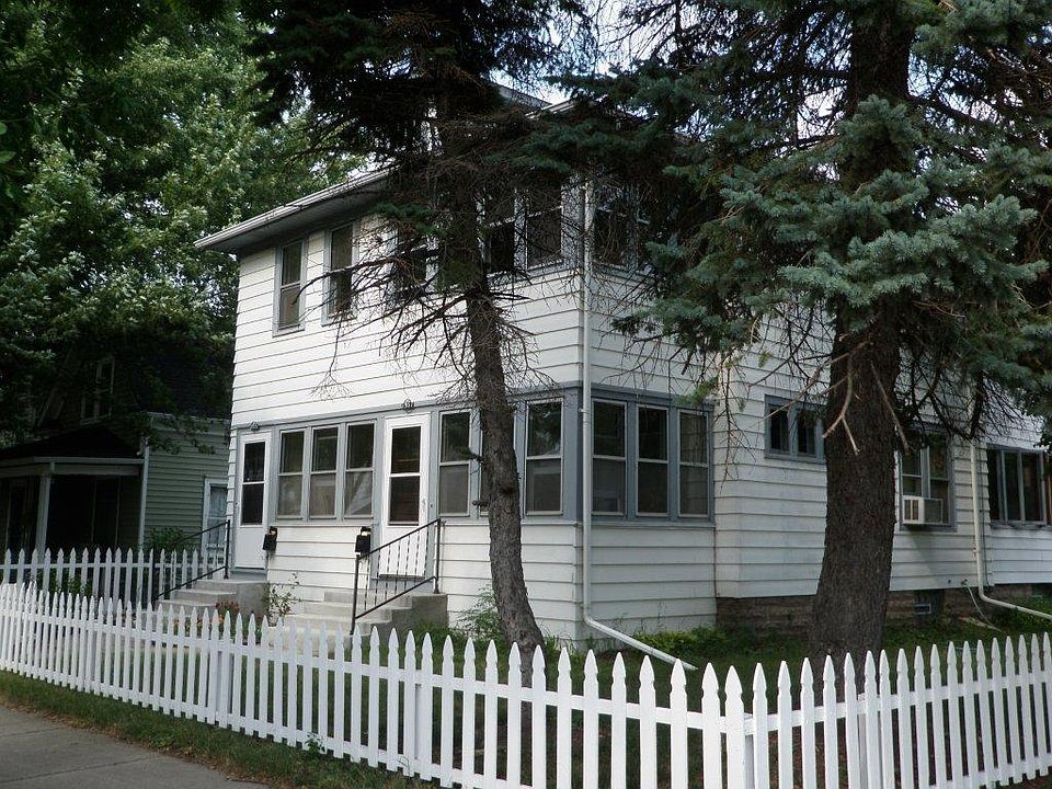 Corner lot. Front or rear entrance.