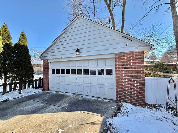 4th image of 1029 Parkview Ave