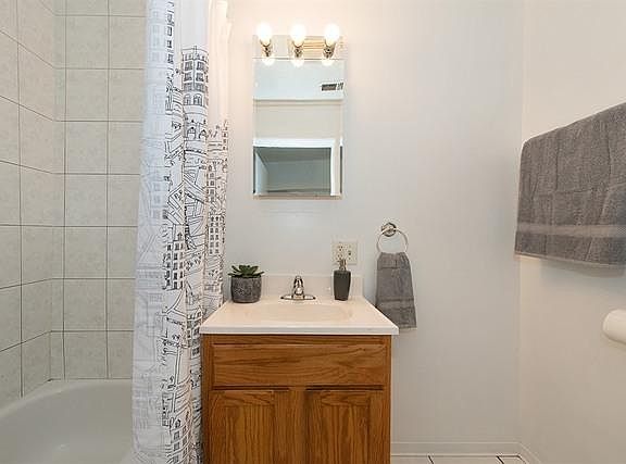 4th image of 2422 N Ashland Ave