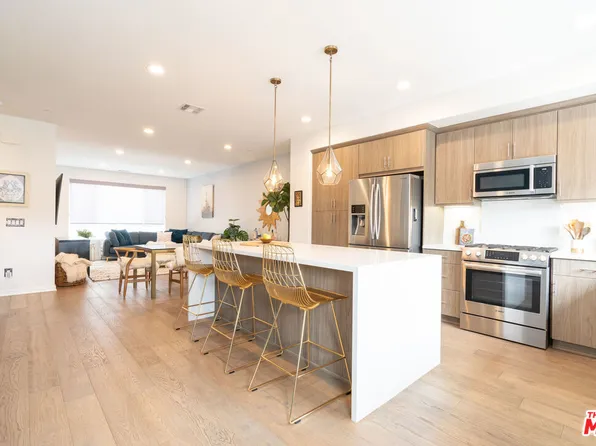 13153 W Victory Blvd, Van Nuys, CA 91401