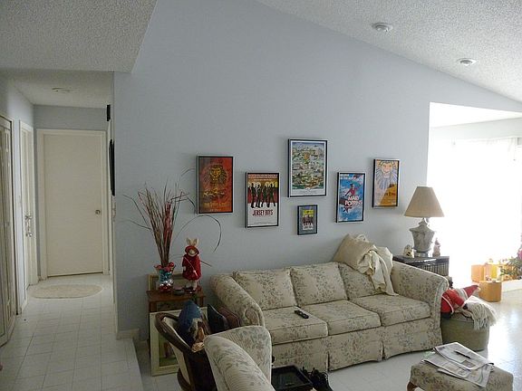 17x20 LR opens to pool deck