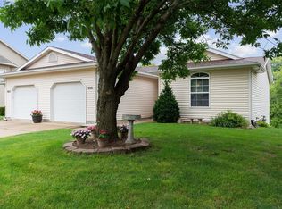 955 Dry Run Creek Ct, Hiawatha, IA 52233