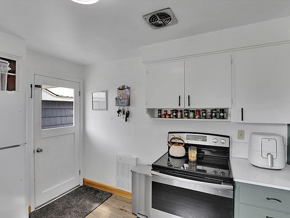 5th image of 212 Mathews St