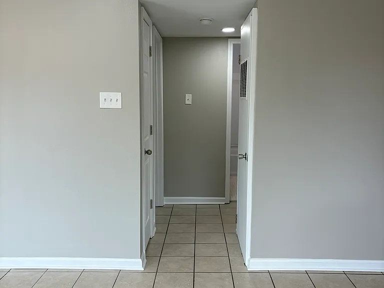 River Park Apartments — Photo 7