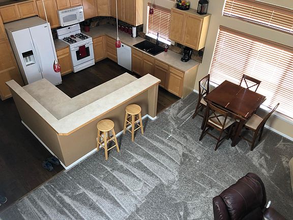 KITCHEN & EATING AREA