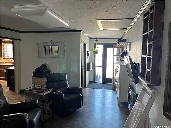 3rd image of 419 Tesky Cres