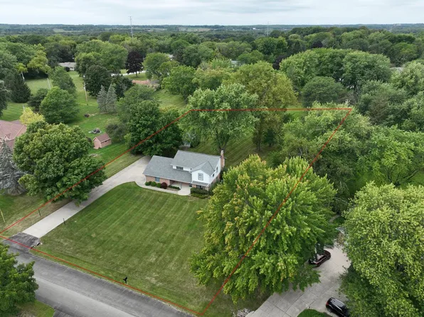 8010 West Hillview DRIVE, Mequon, WI 53097