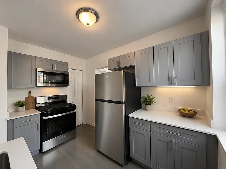 1800 N Farwell Apartments — Photo 14