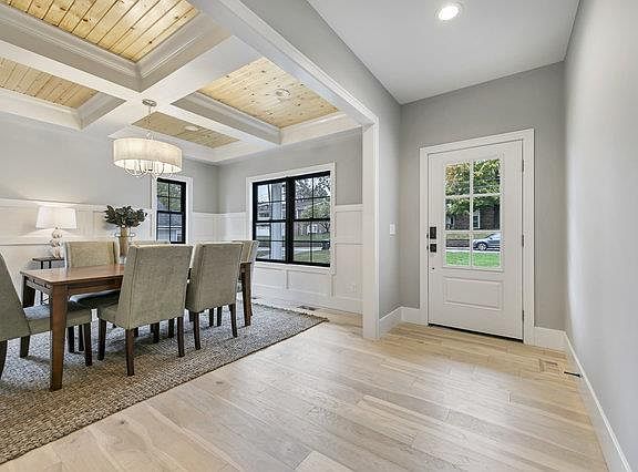 4th image of 216 E Clinton Pl