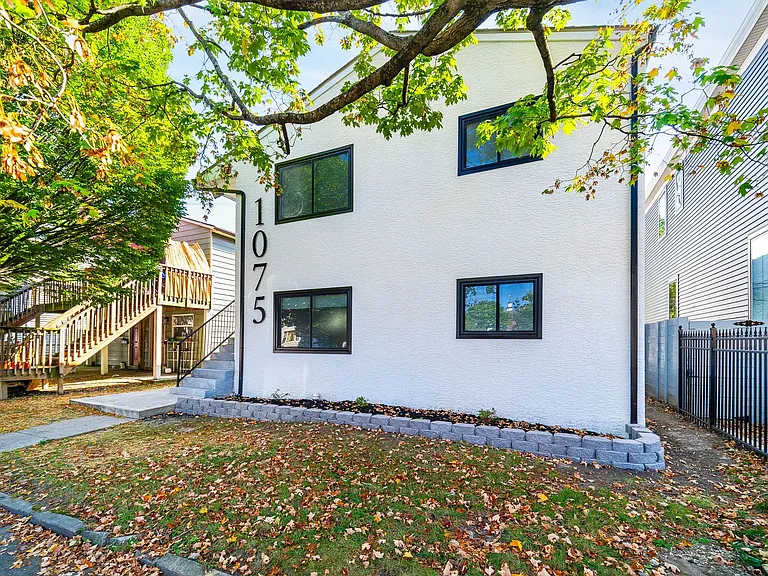 1075 Oak St — Photo 21