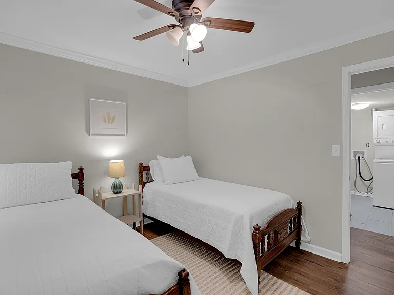 323 Edgewater Ln — Photo 21