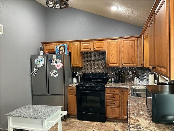 4th image of 3002 NE 37th St