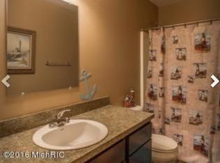 1066 Serenity Ridge Dr, Wayland, MI 49348