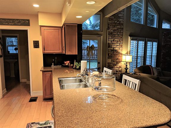 3rd image of 1244 W Mariposa Ave