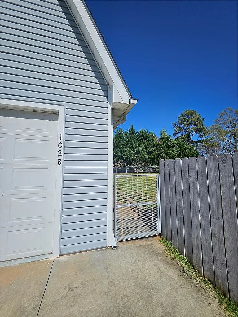 Building Photo - 102B Meadow Dr