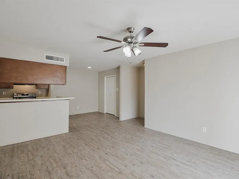 12905 Woodforest Blvd #704 — Photo 4