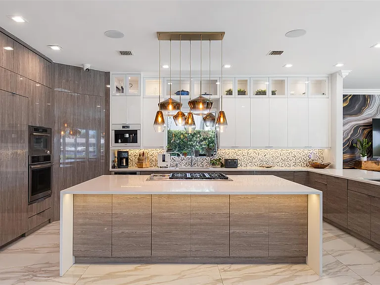 2307 N Riverside Dr — Photo 15