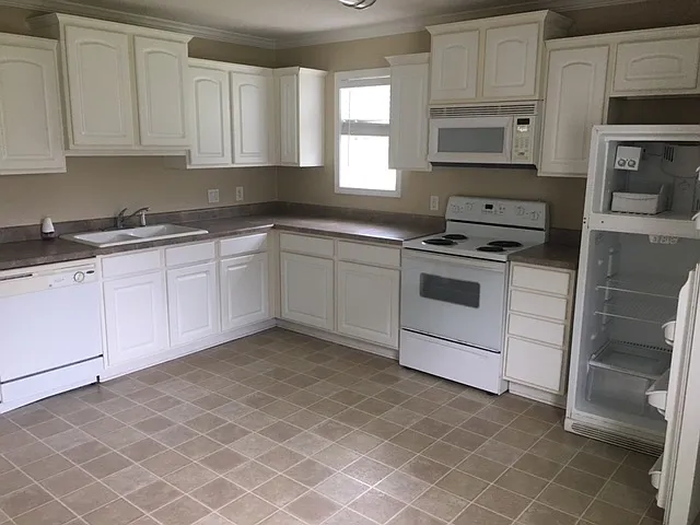 19180 N Clairmonte St — Photo 3