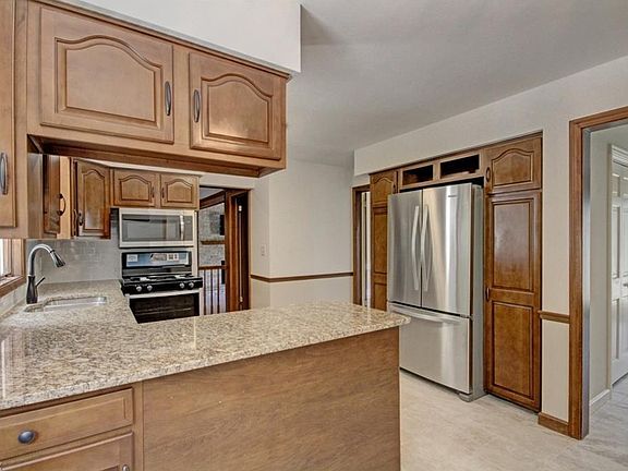 5th image of 880 Squirrel Hill Dr