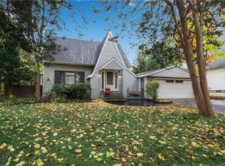 153 N Maple Dr, Williamsville, NY 14221
