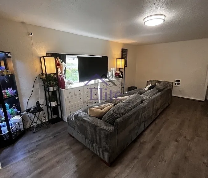 101 E Wood Ln — Photo 5
