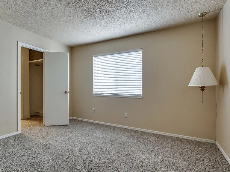 6060 Nw Expy #C — Photo 31