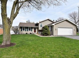 8 Saratoga Dr, Batavia, IL 60510