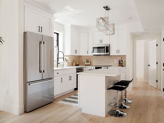 3rd image of 387 Norfolk St #1