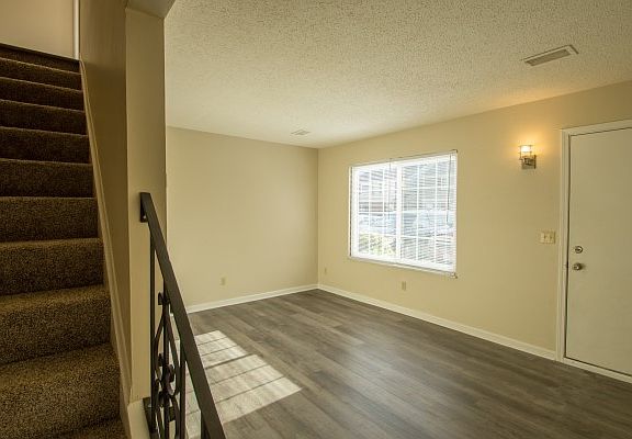 5th image of 221 Peppertree Ln