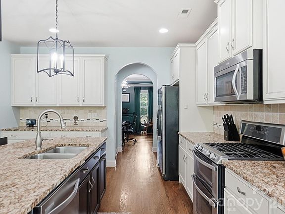 3rd image of 522 Iron Horse Ln