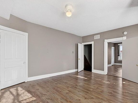 3rd image of 3005 S Compton Ave