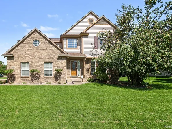 8366 Sherwood Dr, Grand Blanc, MI 48439