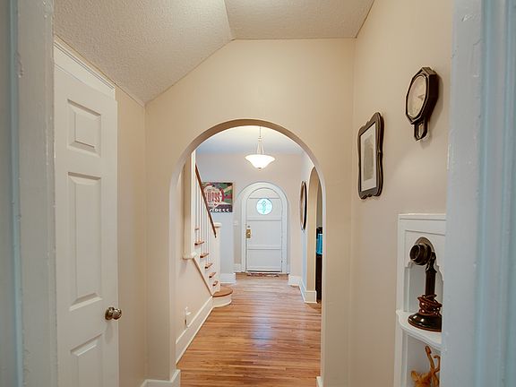 3rd image of 5326 Meadowbrook Ln