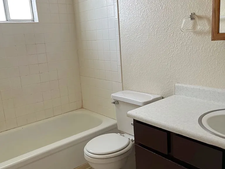 1008 Alvarado Dr SE — Photo 7