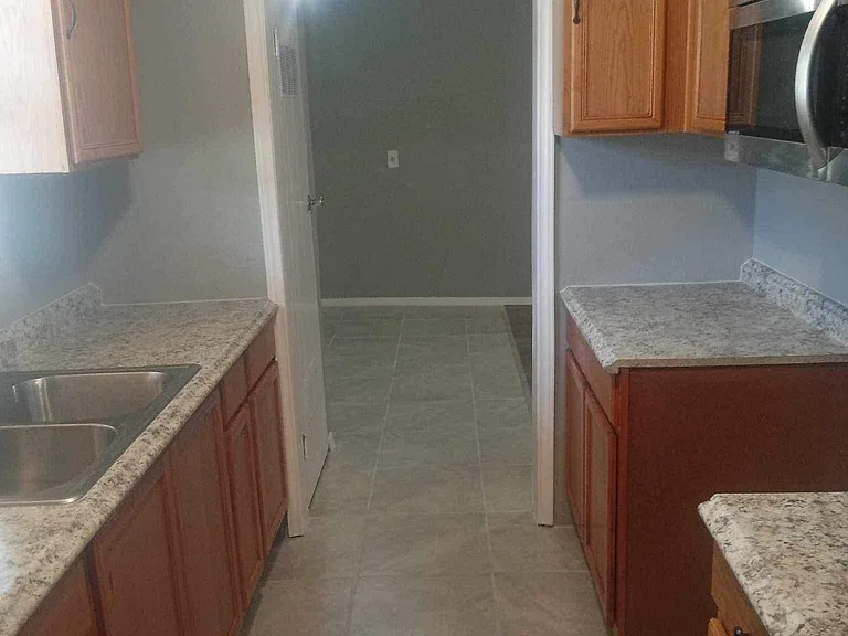 607 E Southcross Blvd — Photo 4