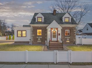 3 Argyle Rd, Merrick, NY 11566