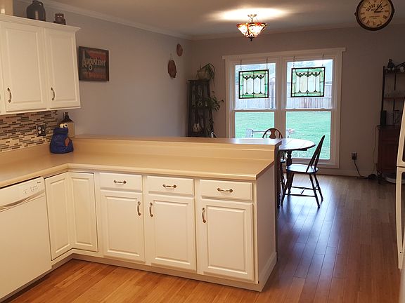 3rd image of 146 Daleview Dr