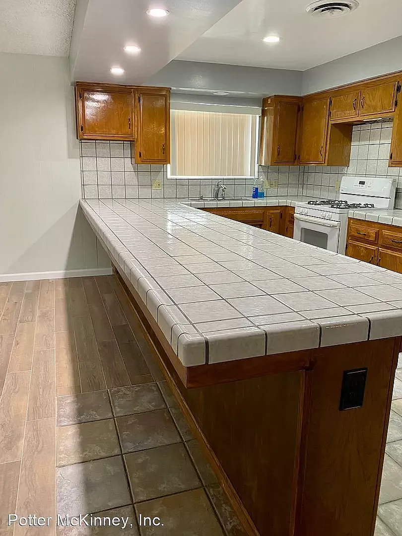 3 bed, 1867 sqft, $2,500 — Photo 3