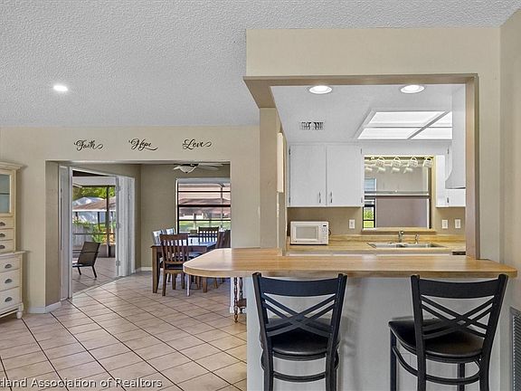 2nd image of 1552 Camellia Ct