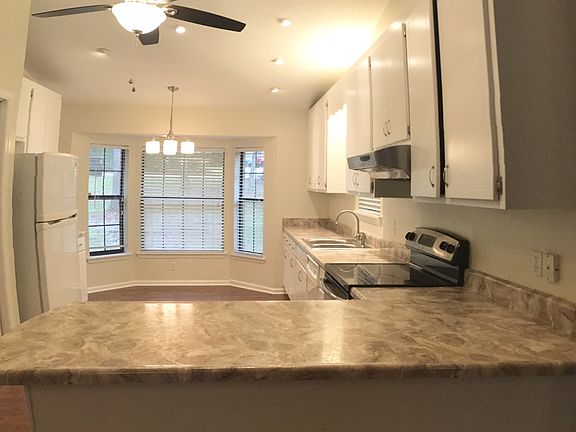 Eatin kitchen w/bar counter.