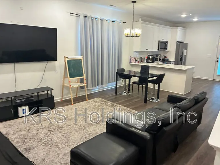 1420 Maplewood Dr #C — Photo 2