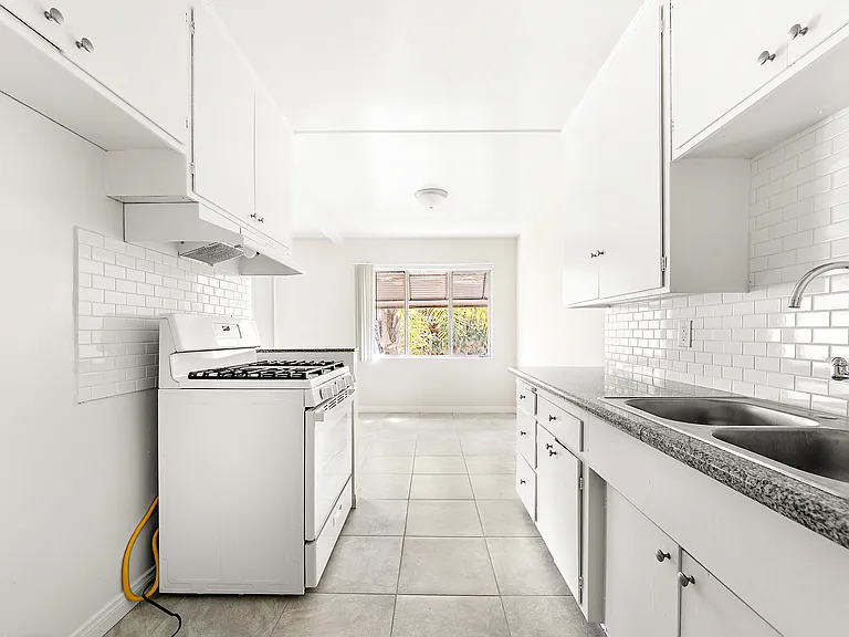 12858 Oxnard St #5 — Photo 11