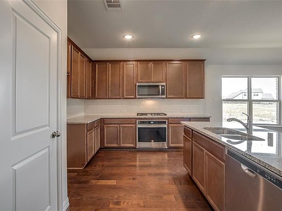 3rd image of 6114 Halton Dr