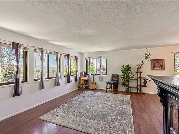3rd image of 11 S Clark Ln