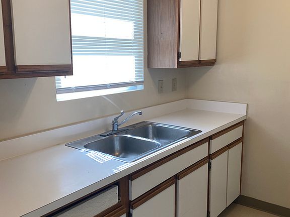 5th image of 518 W Main St