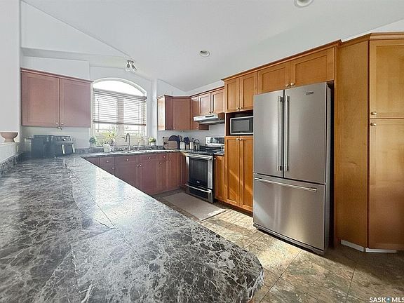 5th image of 731 Adamson CRESCENT