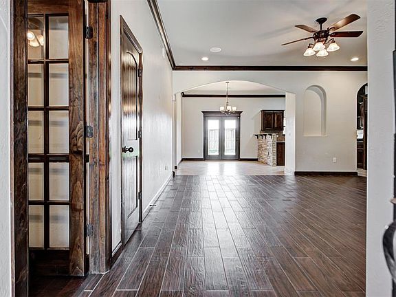 4th image of 313 Starshine Dr